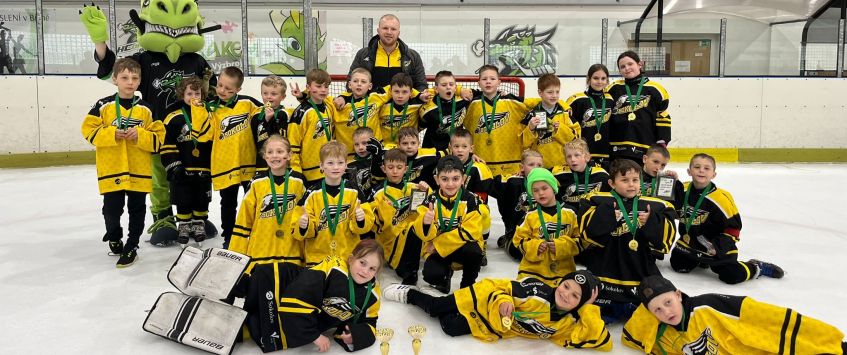 Malí hokejisté Baníku Sokolov ovládli turnaj v Bílině, soupeři byli bez šancí