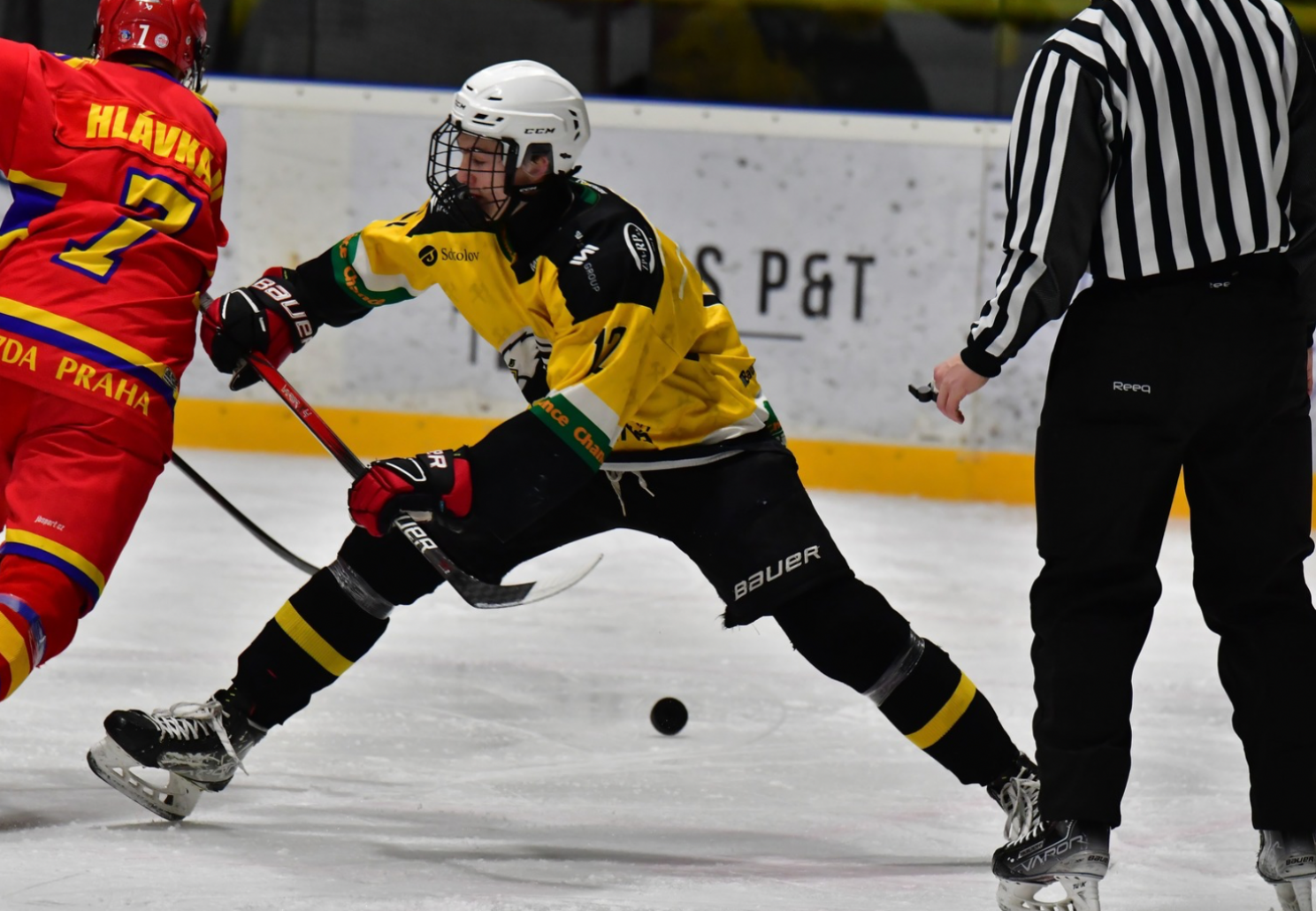 Dorostenci vstupují do baráže