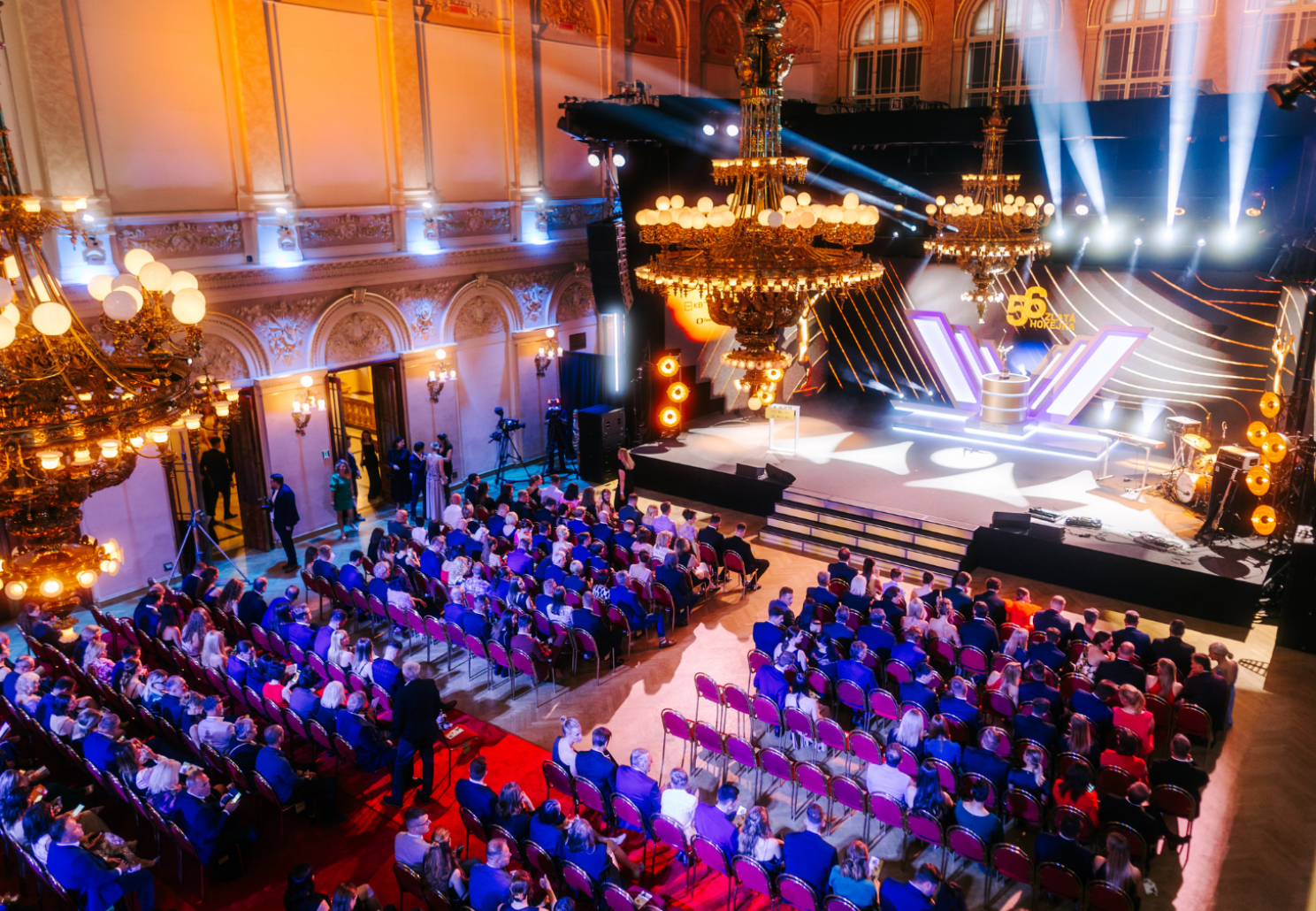 CENA FANOUŠKA ZLATÉ HOKEJKY 2025: VY ROZHODUJETE, KDO SI ODNESE TROFEJ!